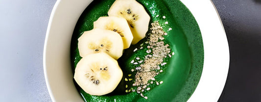 Smoothie-Bowl mit Spirulina, Banane und Spinat